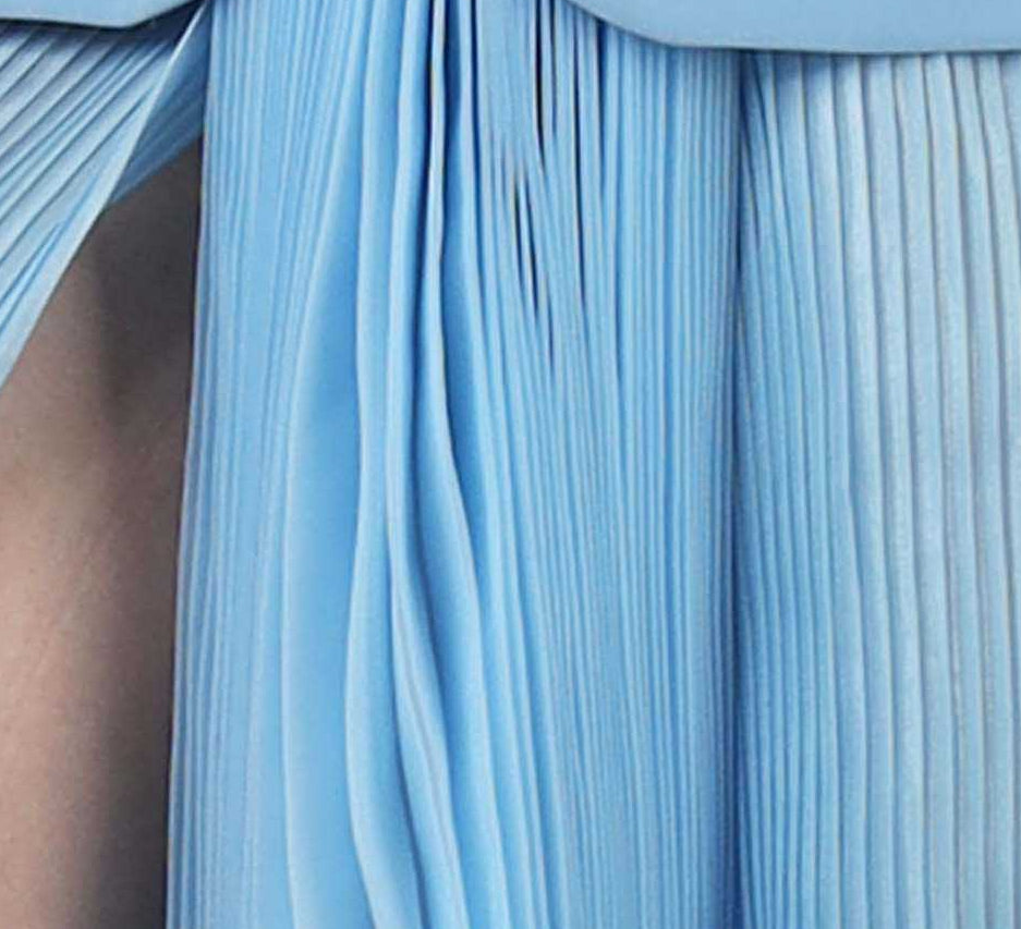 Flowing pleats