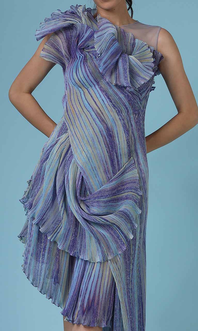 Fin-like pleats